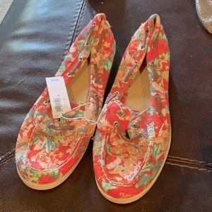 Tag on floral flats